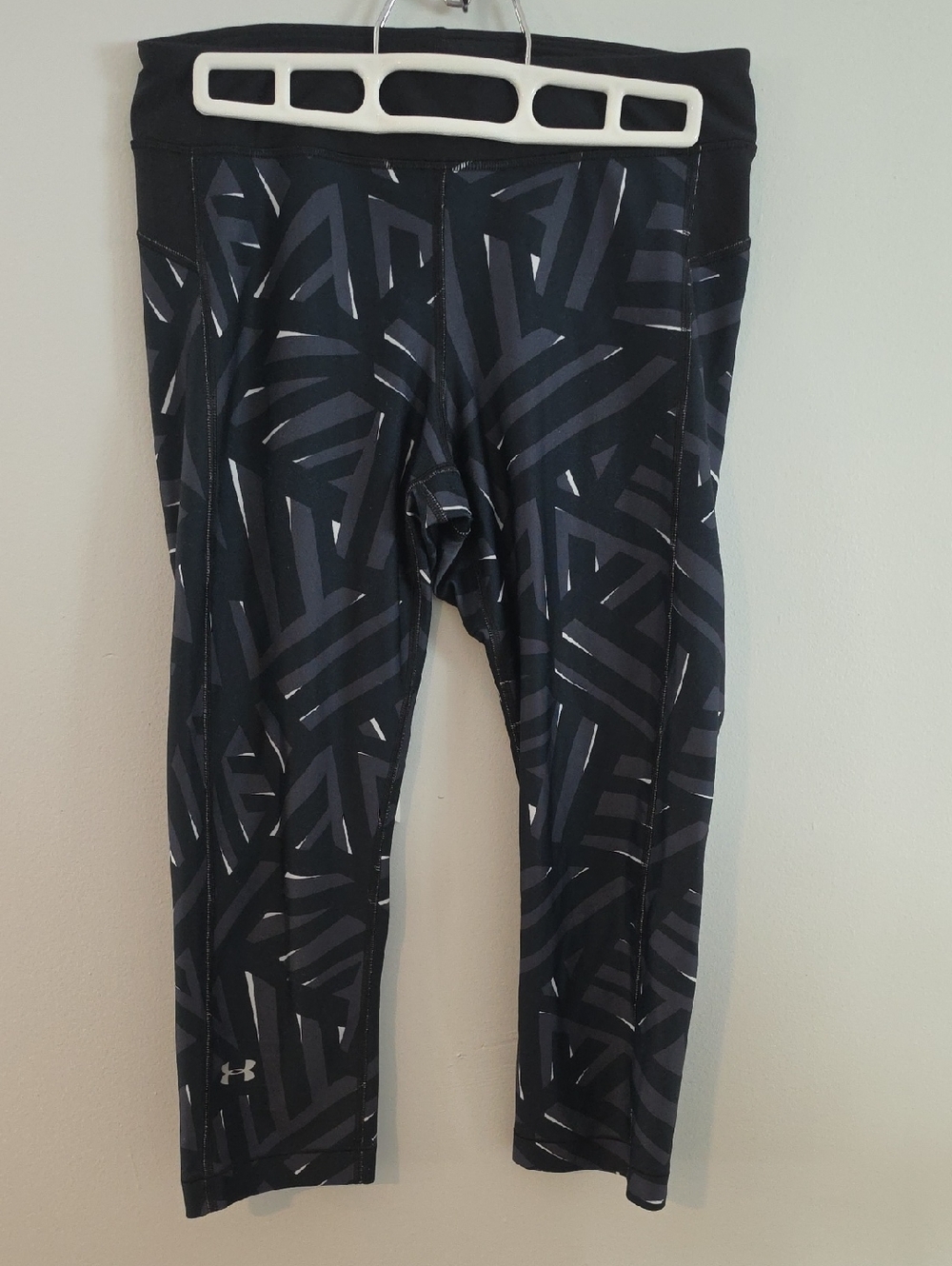 Under Armour Black & Gray Geometric Capri Leggings - Girls